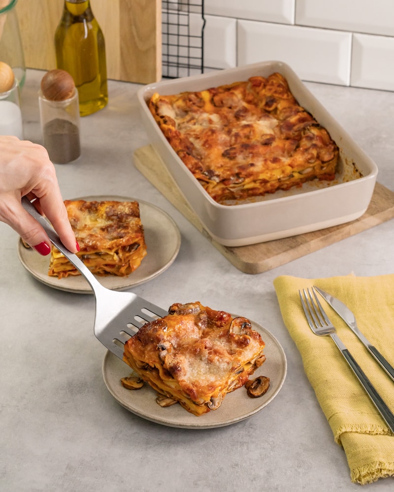 Dieses Bild zeigt wie die Lasagne angerichtet wird.