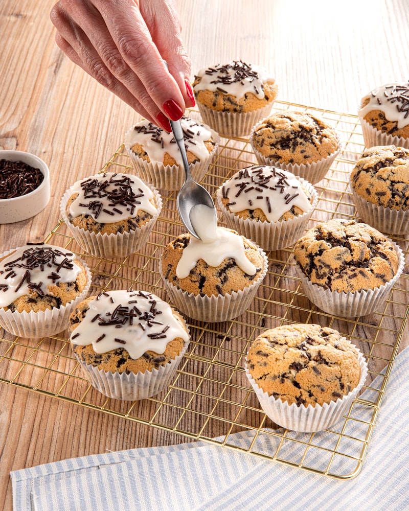 Dieses Bild zeigt wie die Muffins verziert werden.