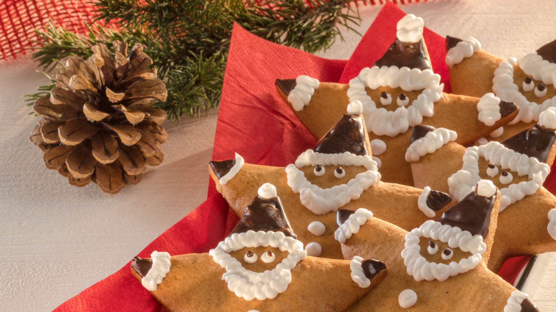 Lebkuchen Nikoläuse angerichtet mit Tannenzapfen