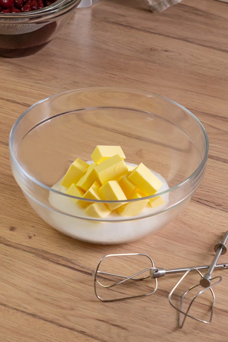 Dieses Bild zeigt die Butter und den Zucker in der Schüssel.