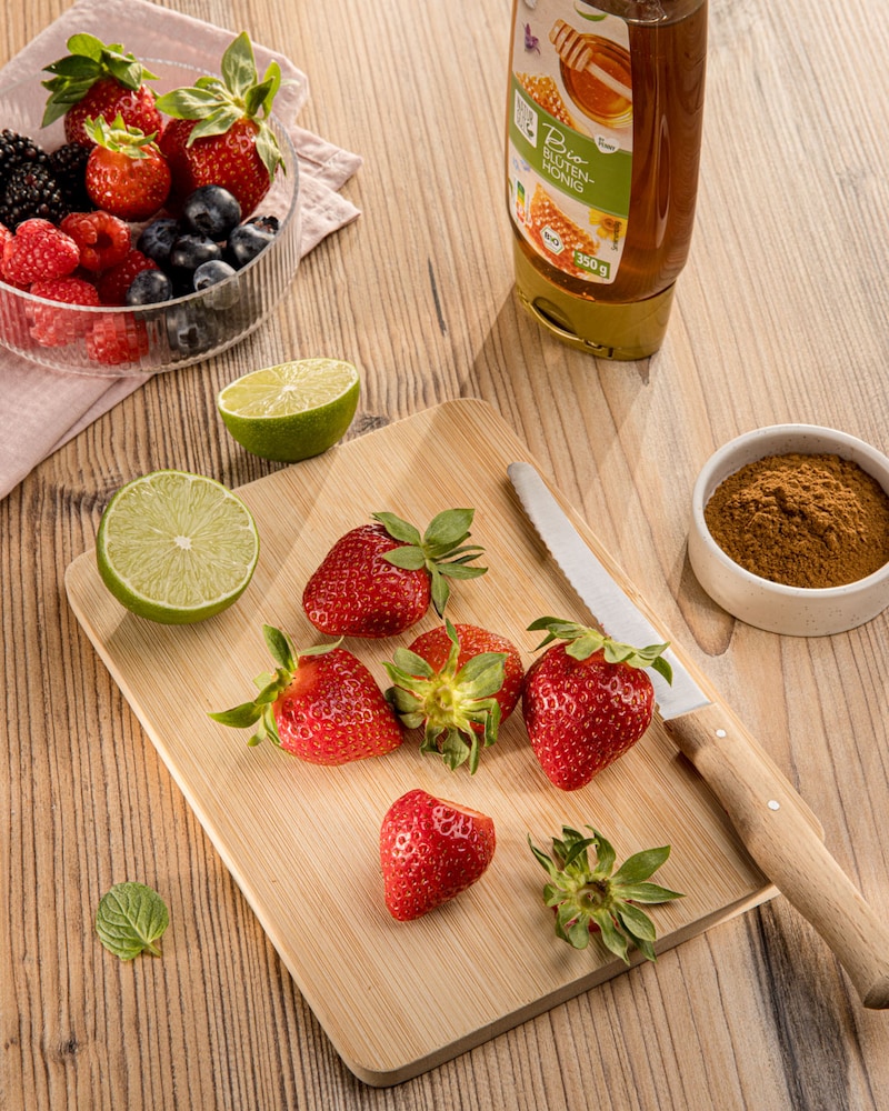 Dieses Bild zeigt wie die Beeren geschnitten werden.
