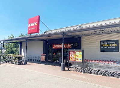 Sie sehen den Eingang vom Penny Markt in Hallbergmoos, Lindberghstr. 7
