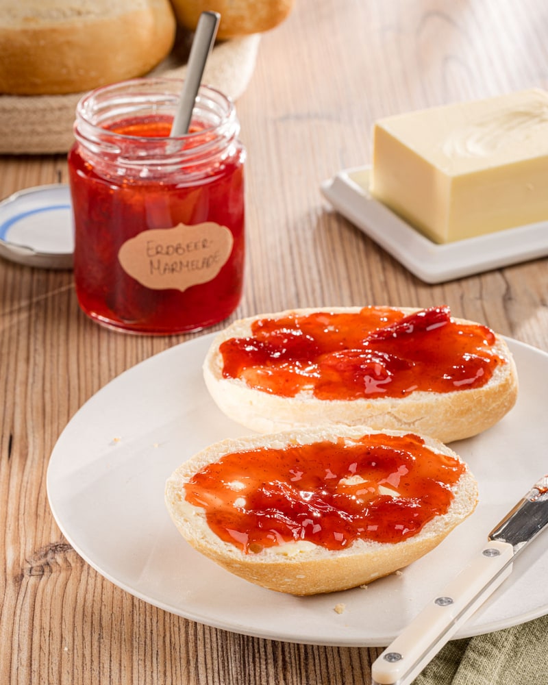 Dieses Bild zeigt ein Brötchen mit der Erdbeermarmelade.
