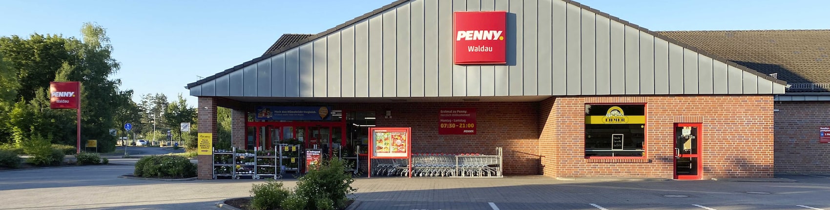 Sie sehen den Eingang vom Penny Markt in Kassel/Waldau, Kasselerstr. 72