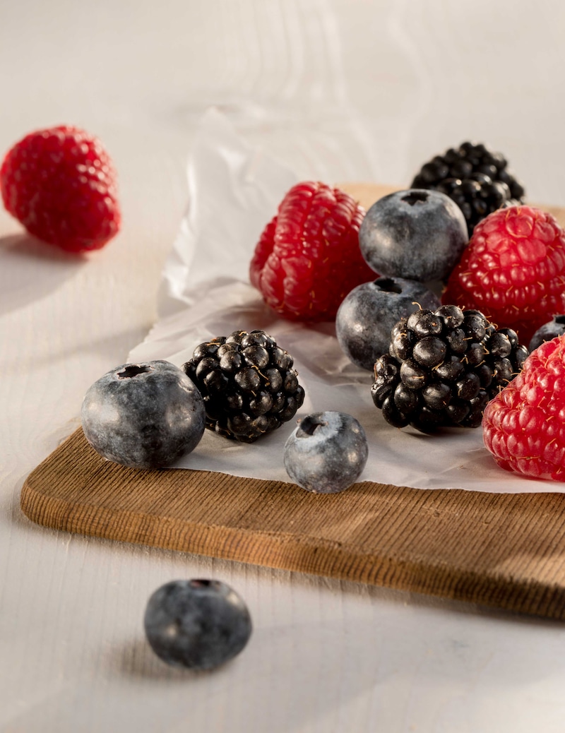 Auf diesem Bild siehst du verschiedene Beeren.