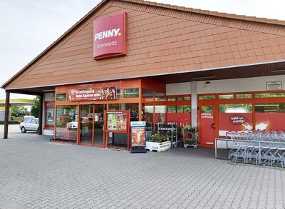 Sie sehen den Eingang vom Penny Markt in Bennewitz Leipziger Str. 49