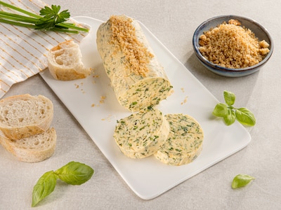 Dieses Bild zeigt die fertige Zitronen-Kräuterbutter.