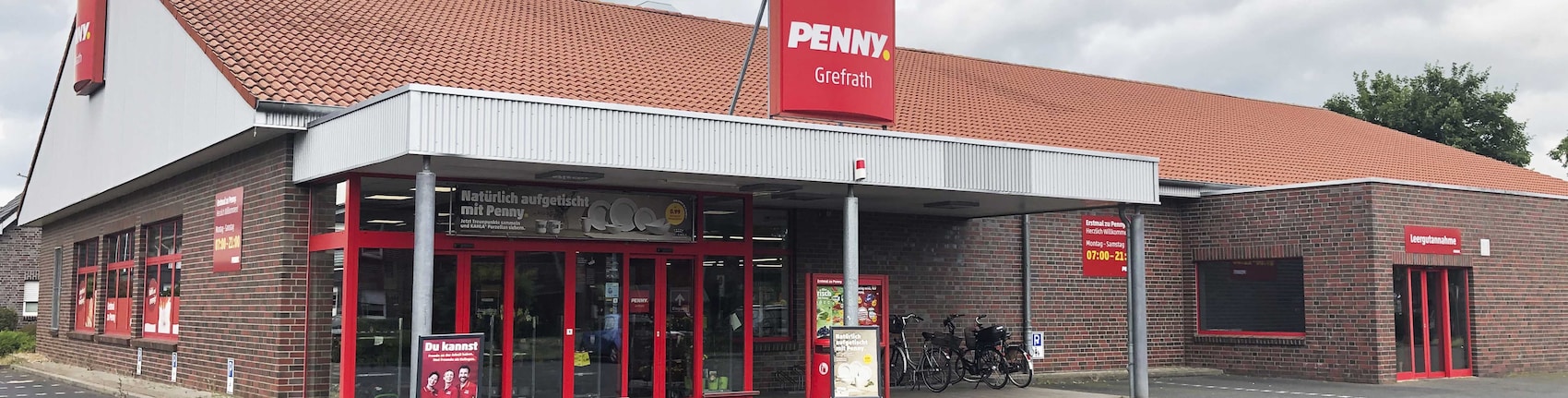 Sie sehen den Eingang vom Penny Markt Grefrath Lobbericher Strasse 36