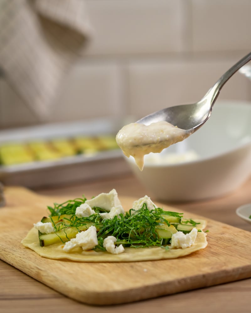 Dieses Bild zeigt, wie die Tortilla mit Mayo beträufelt werden.