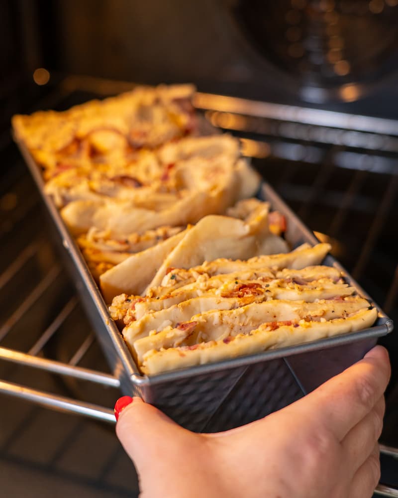 Dieses Bild zeigt wie das Brot in den Backofen gegeben wird.