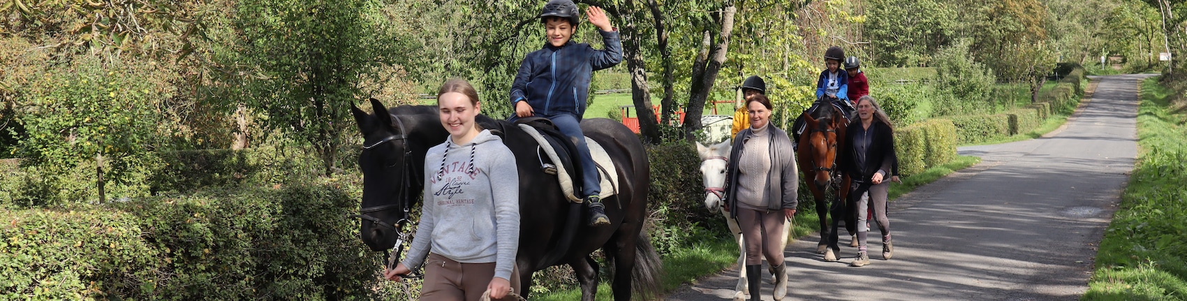 Kinder und Jugendliche reiten auf Pferden