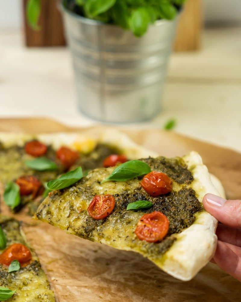 Auf diesem Bild siehst du wie die fertige Pesto-Pizza.