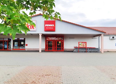 Sie sehen den Eingang vom Penny Markt in Bad Buchau Oberbachstr. 39