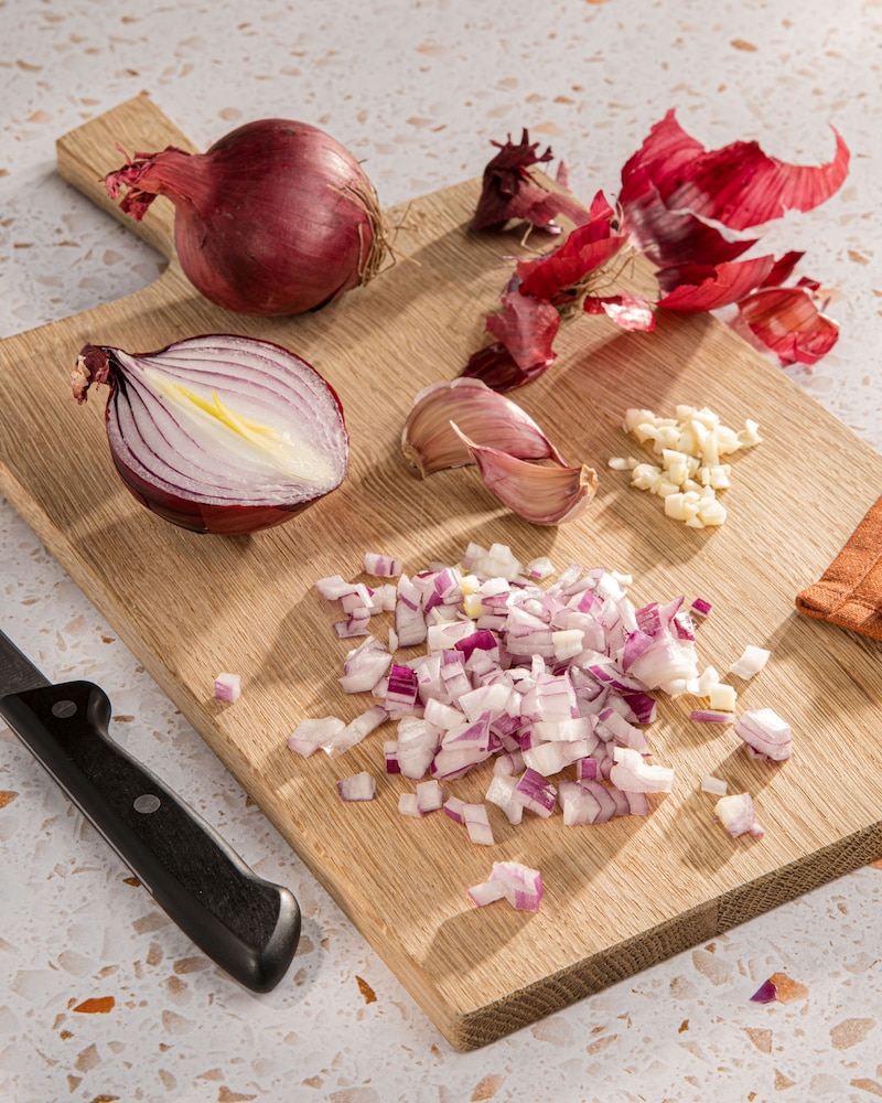 Dieses Bild zeigt die geschnittenen Zwiebeln und Knoblauch.