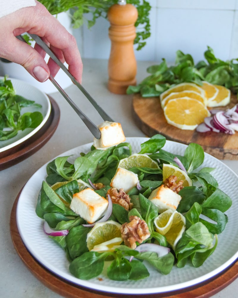Dieses Bild zeigt wie der Feta auf den Salat gelegt wird.