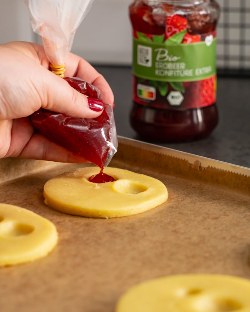 Dieses Bild zeigt wie die Marmelade auf die Kekse gegeben wir.