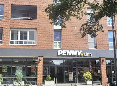 Sie sehen den Eingang vom Penny Markt Krefeld Danziger Platz 7
