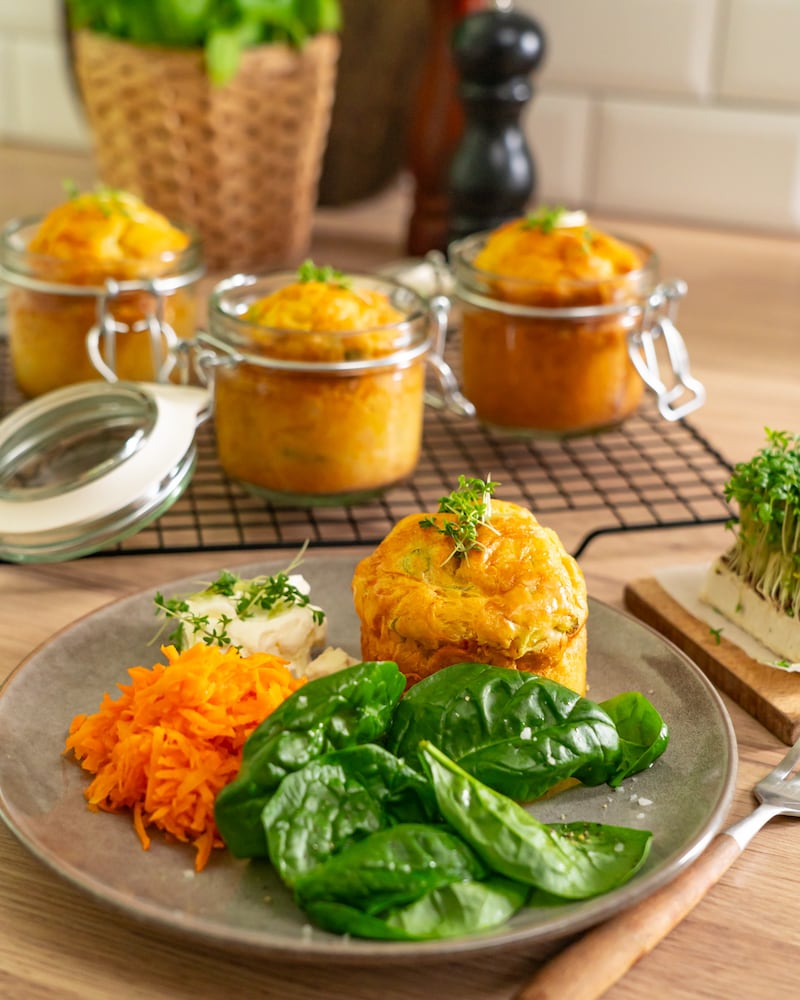 Dieses Bild zeigt die fertigen Käse-Schinken-Muffins.