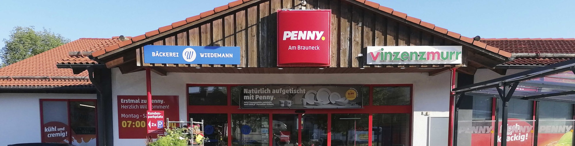 Sie sehen den Eingang vom Penny Markt in Lenggries Toelzer Str. 36