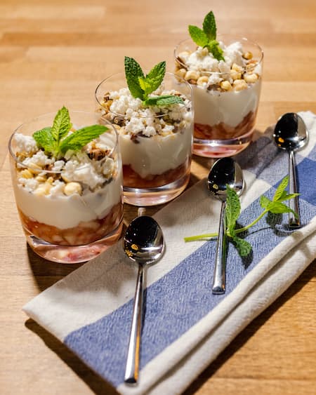 Dieses Bild zeigt das Schichtdessert mit Nektarine vom Grill.