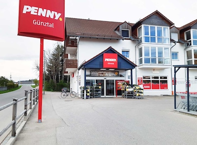 Sie sehen den Eingang vom Penny Markt in Oberguenzburg Oberen Markt 74