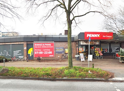 Sie sehen den Eingang vom Penny Markt in Hamburg, Bramfelder Chaussee 491
