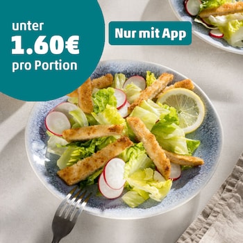 Dieses Bild zeigt, wie der Orangensaft in die Salatsauce gegeben wird.