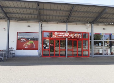 Sie sehen den Eingang vom Penny Markt in Pocking Fuessinger Str. 1