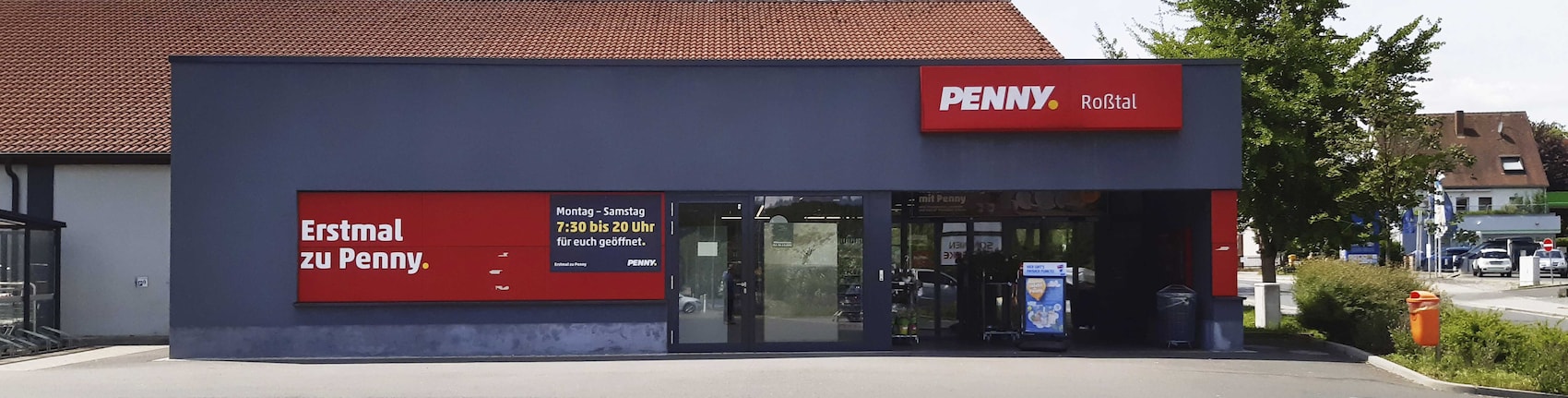 Sie sehen den Eingang vom Penny Markt in Rosstal Untere Bahnhofstr. 6