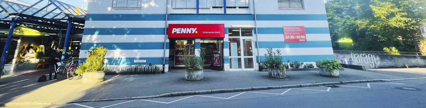 Sie sehen den Eingang vom Penny Markt in Rheinfelden, Bahnhofsplatz 5-9