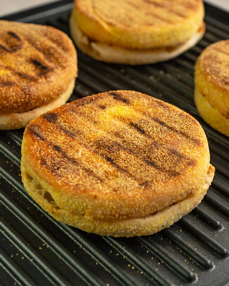 Dieses Bild zeigt das Anbraten des Burgerbrötchens.