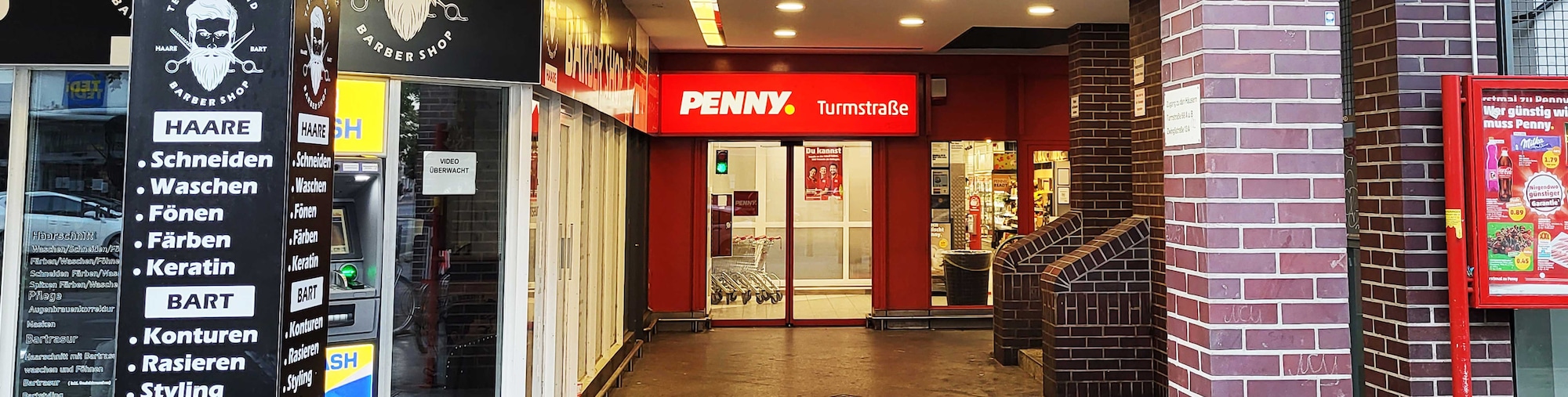 Sie sehen den Eingang vom Penny Markt in Berlin/Tiergarten Turmstr. 68-69