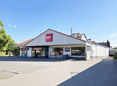 Sie sehen den Eingang vom Penny Markt in Springe Bennigsen, An der Zuckerfabrik 10