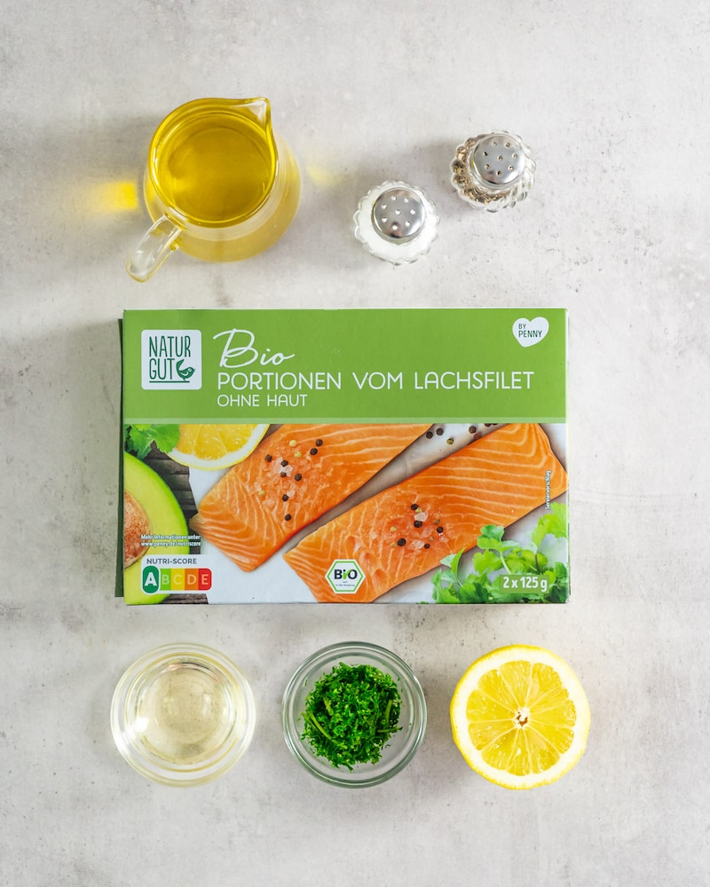 Dieses Bild zeigt die Zuaten für den Lachs im Ofen.