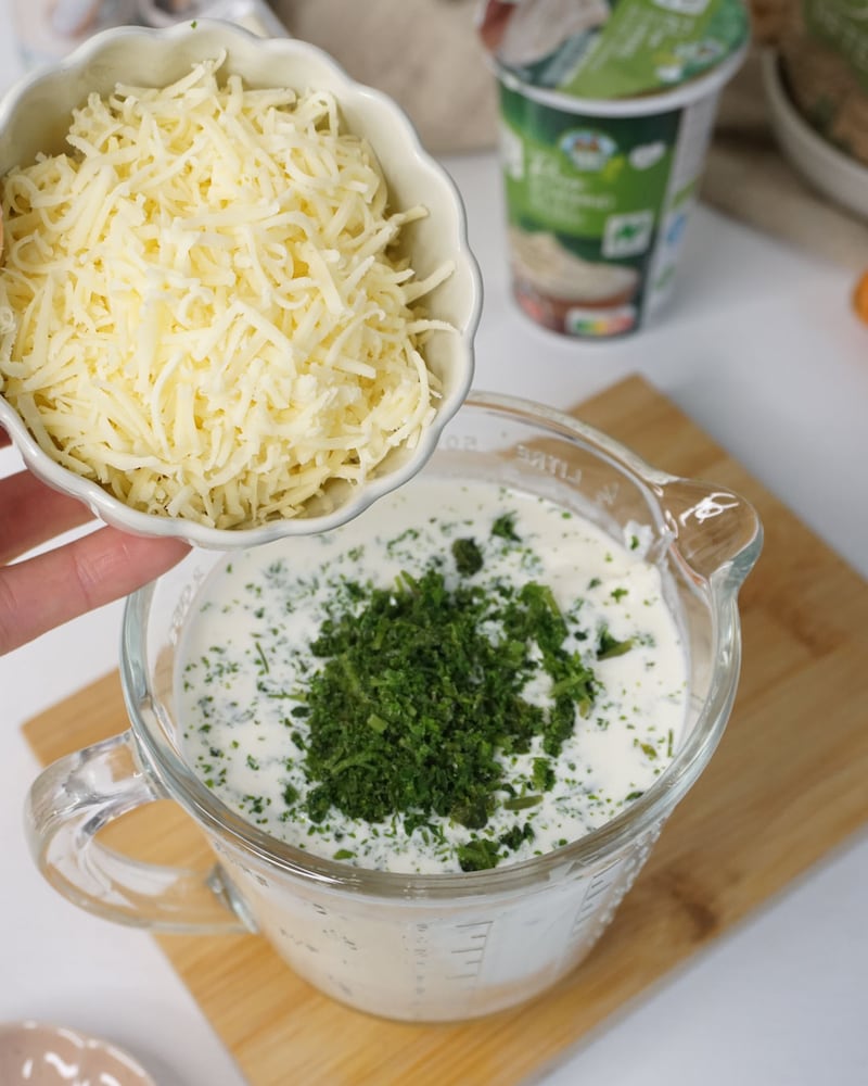 Dieses Bild zeigt wie der Käse hinzugegeben wird.