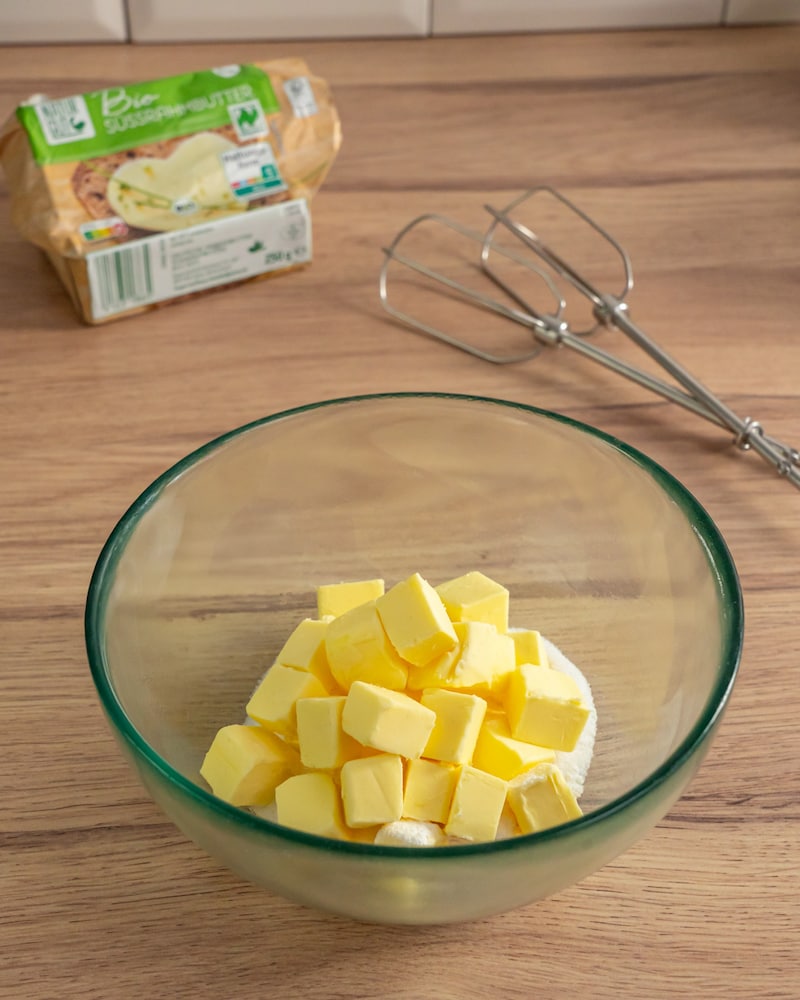 Dieses Bild zeigt die Butter in Würfeln in der Schüssel.