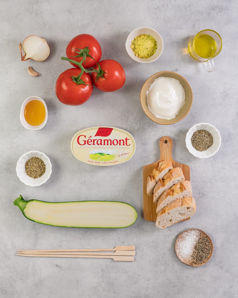 Dieses Bild zeigt die Zutaten für die Käsespieße-mit-Tomatensuppe.