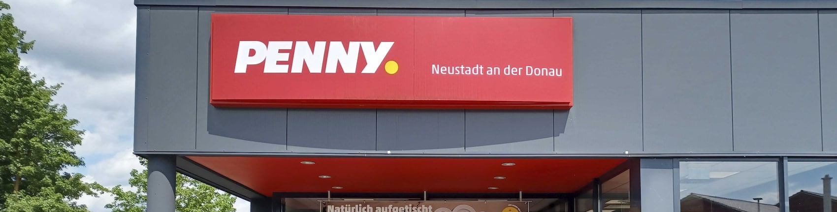Sie sehen den Eingang vom Penny Markt in Neustadt/Donau Bahnhofstrasse 17