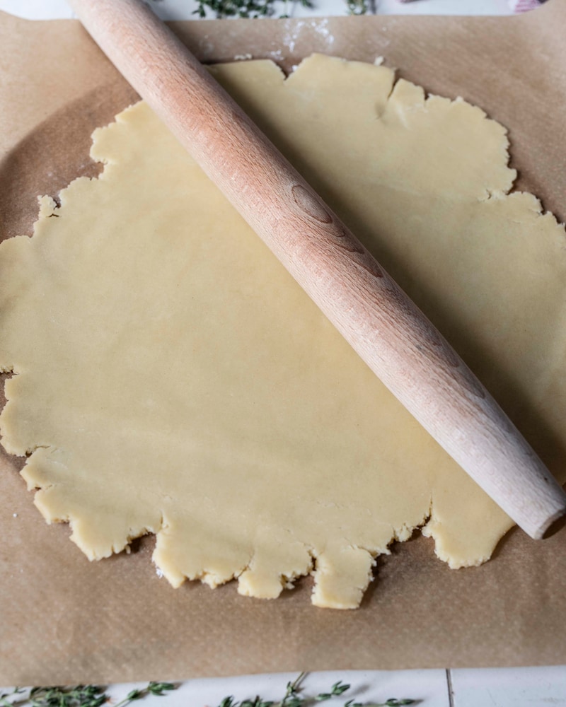 Dieses Bild wie der Teig für die Galette ausgerollt wird.