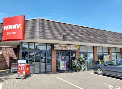 Sie sehen den Eingang vom Penny Markt Mülheim Oberhausener Str. 92