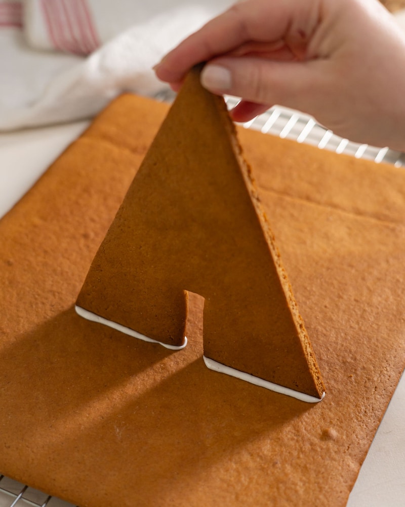 Dieses Bild zeigt wie die Lebkuchen-Bauteile aufgeklebt werden.