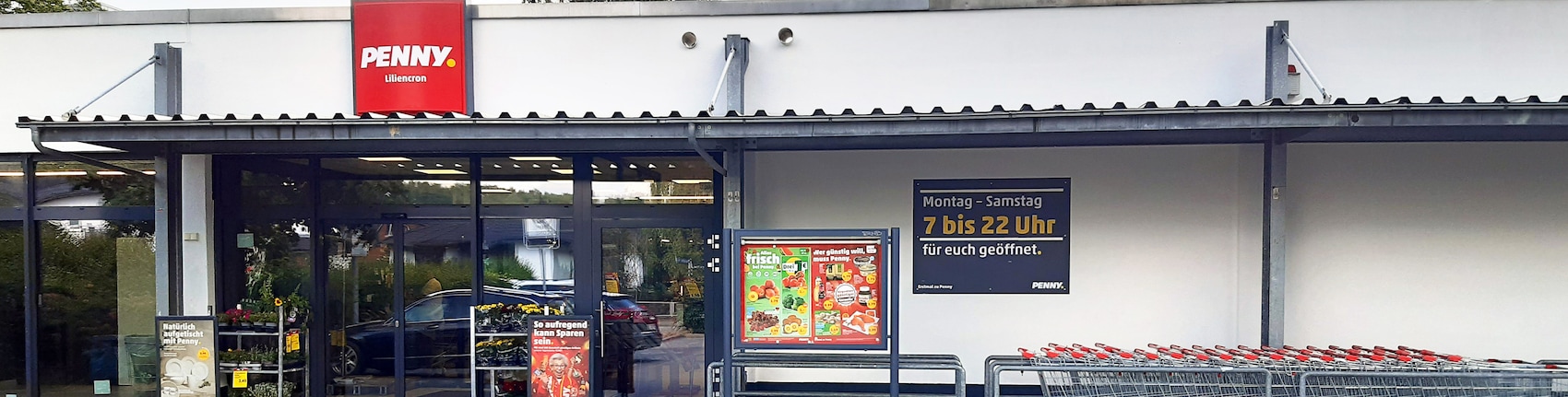 Sie sehen den Eingang vom Penny Markt in Hamburg, Liliencronstr. 84-102