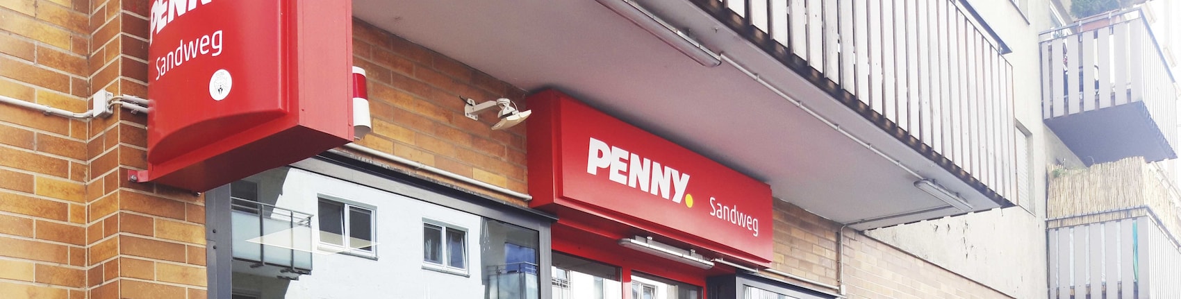 Sie sehen den Eingang vom Penny Markt in Frankfurt/Ostend, Sandweg 42