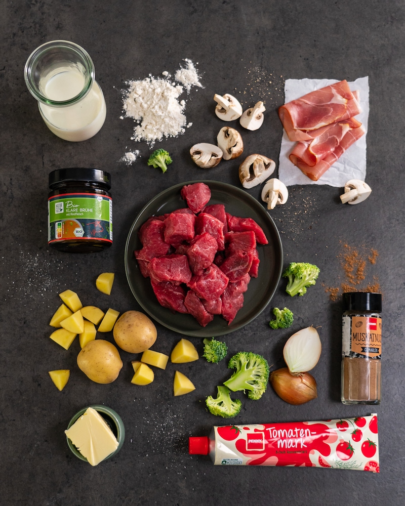Schmorgulasch mit Champignons, Stampfkartoffeln und Brokkoli