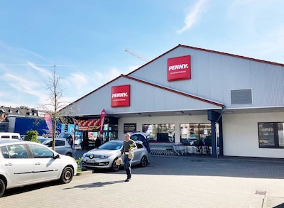 Sie sehen den Eingang vom Penny Markt in Krefeld – Cracau, Uerdinger Strasse 121 