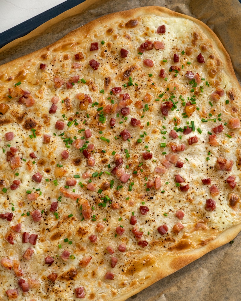 Das Bild zeigt den fertigen Flammkuchen.