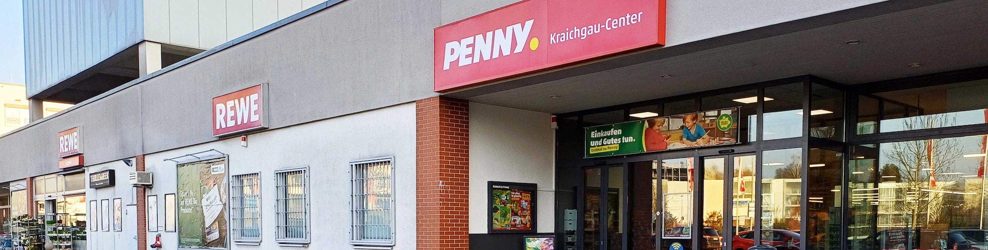 Sie sehen den Eingang vom Penny Markt in Bretten, Pforzheimer Str. 44-50