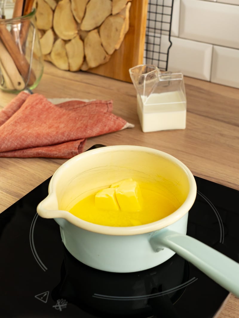 Dieses Bild zeigt wie die Butter geschmolzen wird.