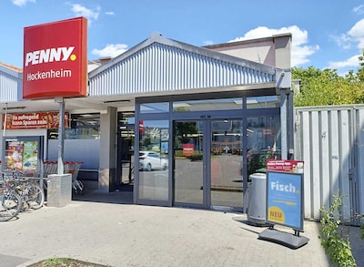 Sie sehen den Eingang vom Penny Markt in Hockenheim Max-Planck-Str. 1