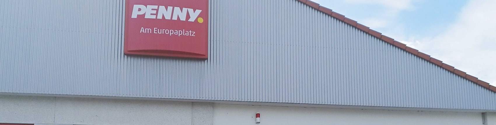 Sie sehen den Eingang vom Penny Markt in Düren Nideggener Str. 90